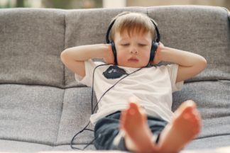 dlaczego dziecko w kółko chce słuchać tej samej piosenki?